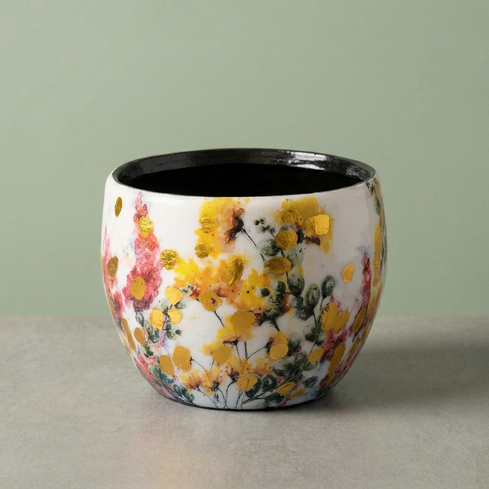 Macetero Floral Blanco con Toques Dorados